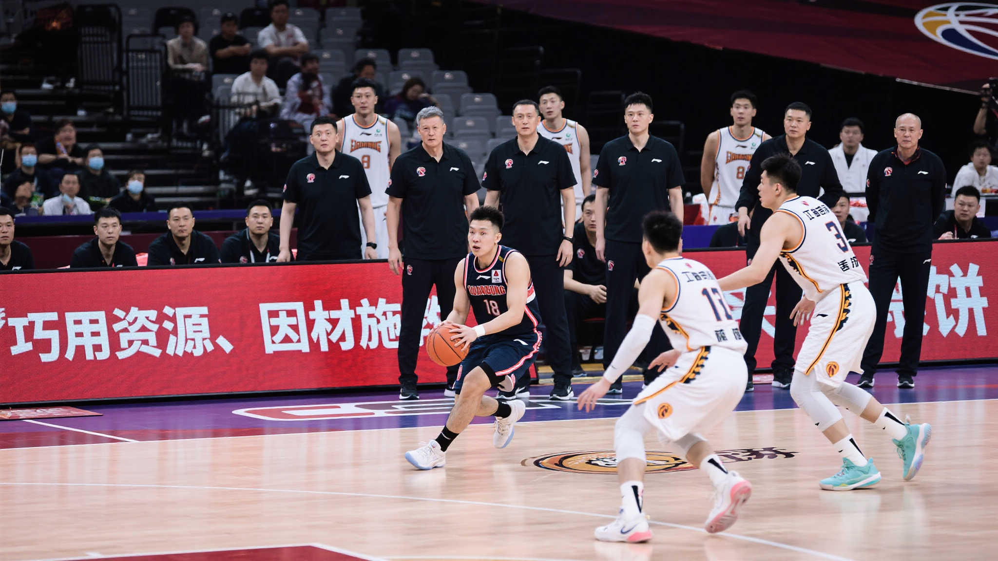 CUBAL:叶润峰第7次三分终于投进,华侨追至落后北大10分 此外,从技战术层面分析,不可忽视的是教练组对局势精